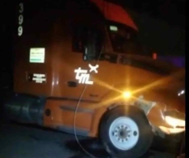 Choca tráiler con poste, provoca cortes de luz y caos vial
