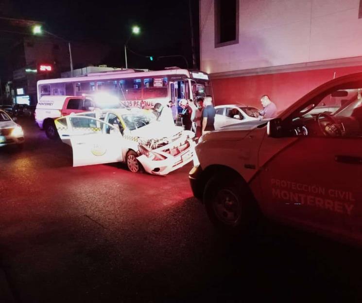 Taxista queda atrapado tras chocar con ruta urbana