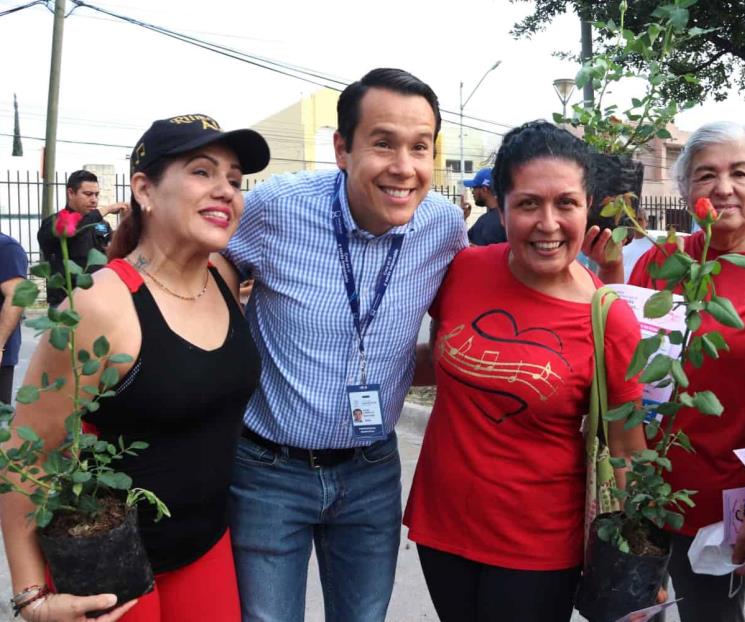 Regalan rosales a las madres de San Nicolás