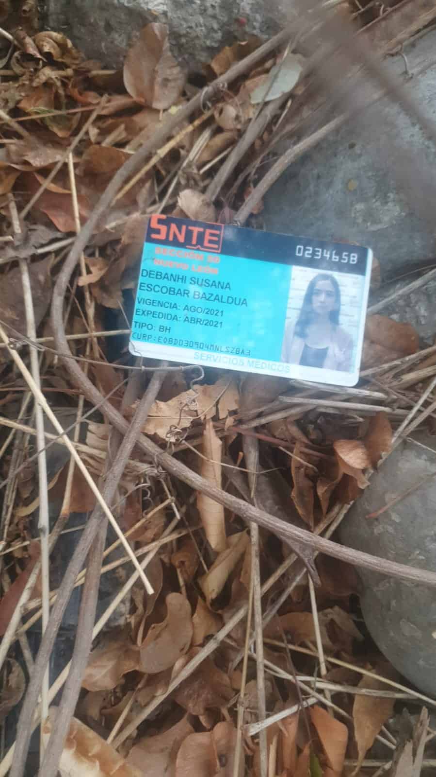 El hallazgo de una credencia del SNTE a nombre de Debanhi Susana Escobar en una jardinera, llevó ayer a una intensa movilización de la policía