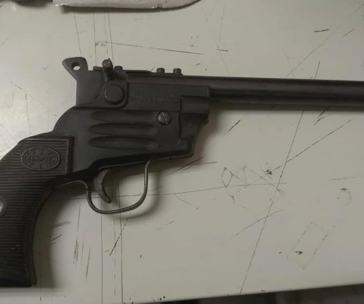 Cae con armas frente a bar