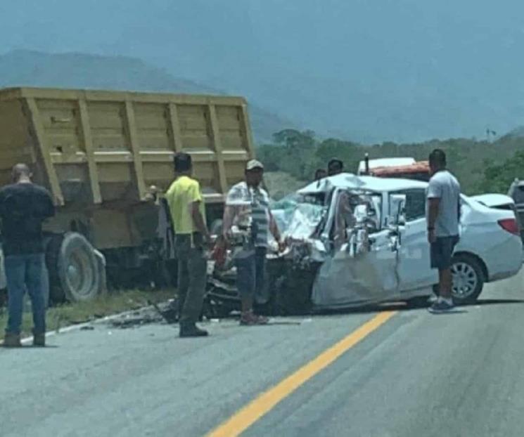 Muere al chocar su auto