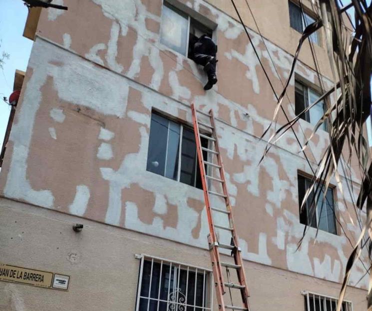 Auxilian a mujer enferma en departamento