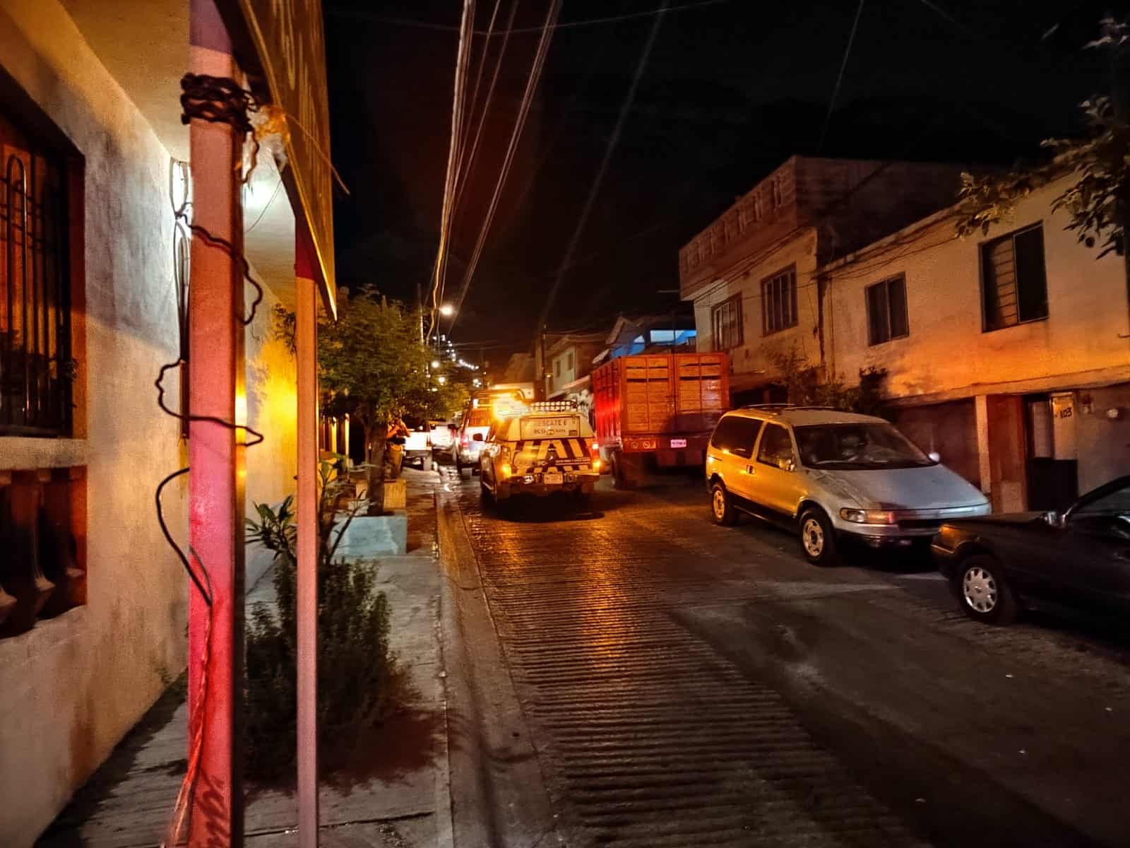 Un hombre fue ejecutado por disparos, dos más resultaron heridos, logrando la detención de una mujer
