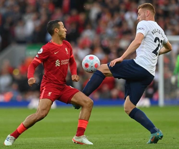 Empata Liverpool y toma liderato en Premier League
