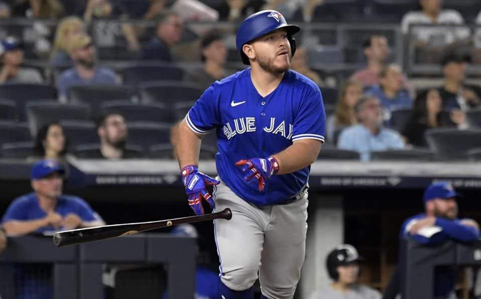 Logra mexicano Alex Kirk dos carreras y ganan Blue Jays
