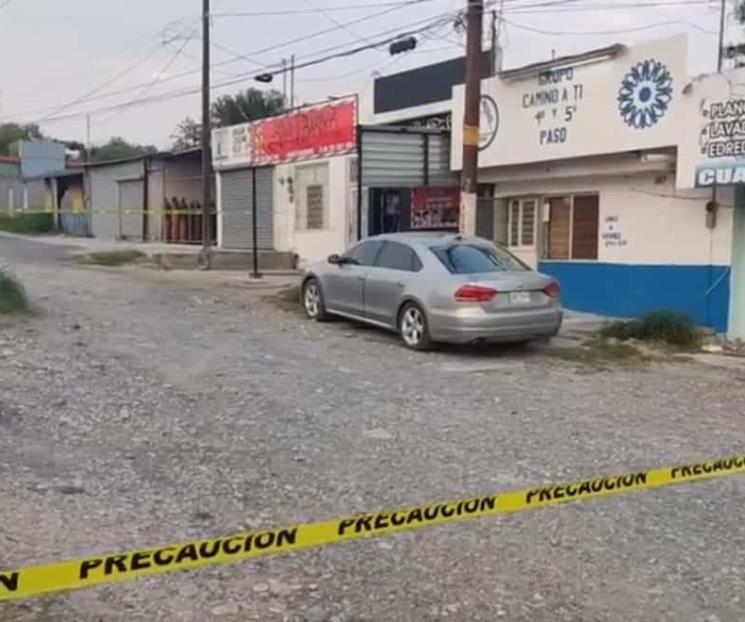 Acribillan a ex reo a bordo de su auto