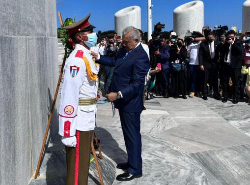 AMLO coloca ofrenda floral en honor a José Martí