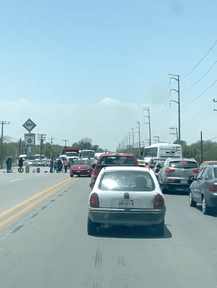 Bloquean carretera ante falta de agua