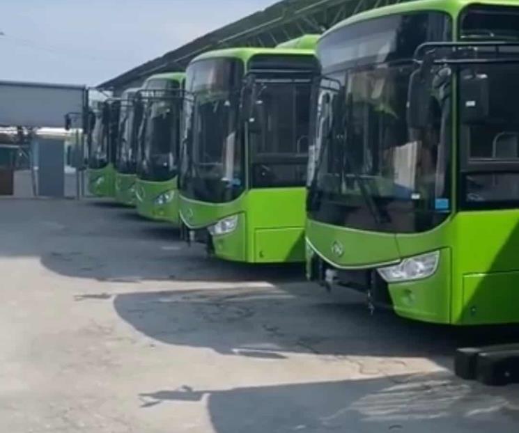 Llegan treinta camiones eléctricos, embarcan 70 más