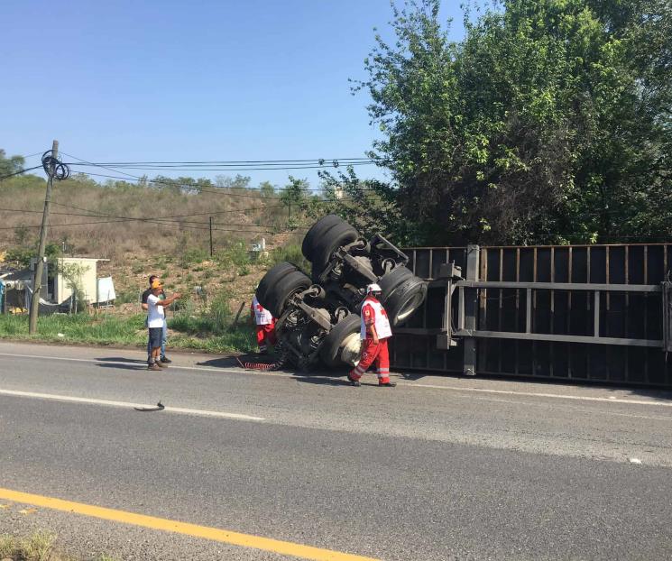 Se vuelca remolque de un tráiler