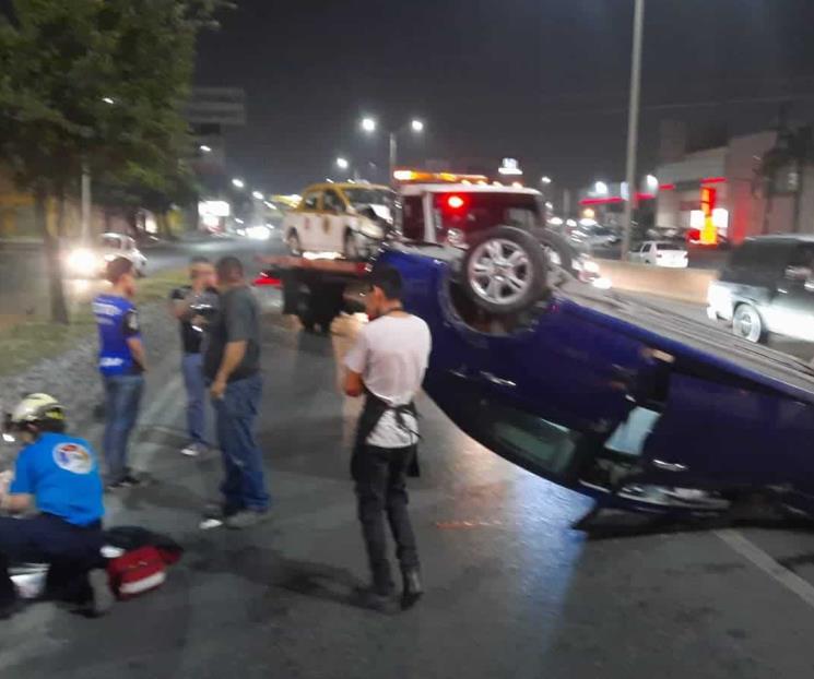 Vuelca auto en Fidel Velázquez