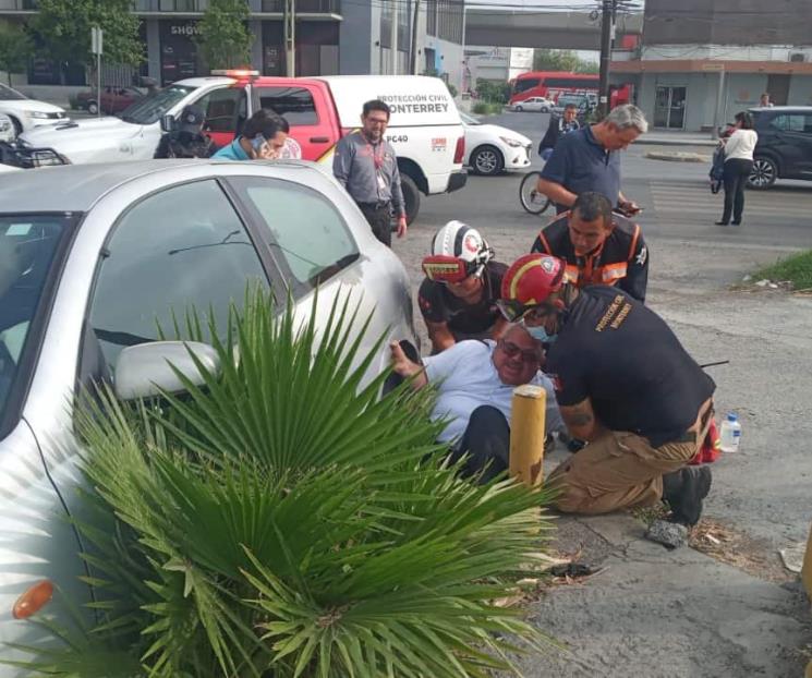 Chocan autos, uno sale proyectado y se impacta con tráiler