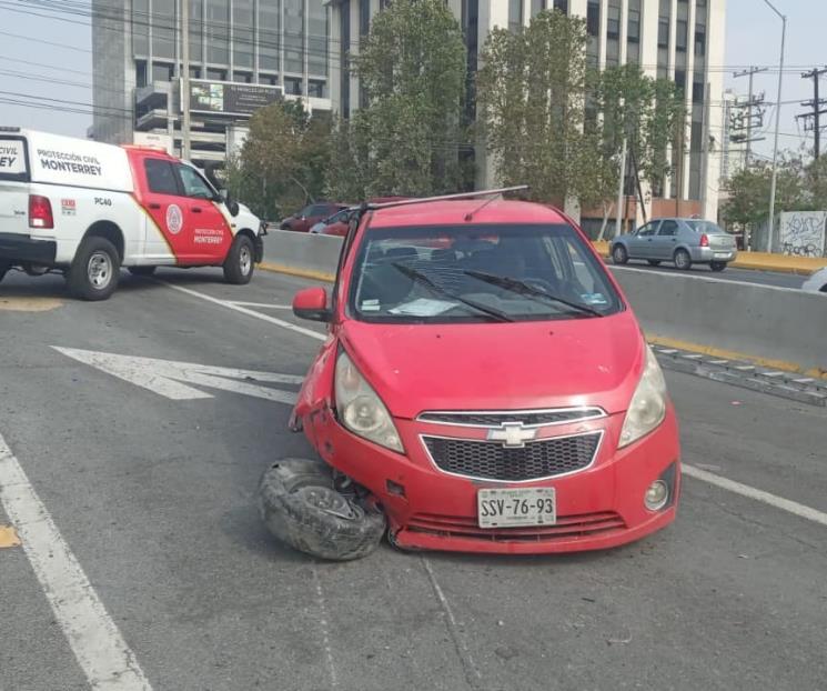 Vuelca auto en Constitución