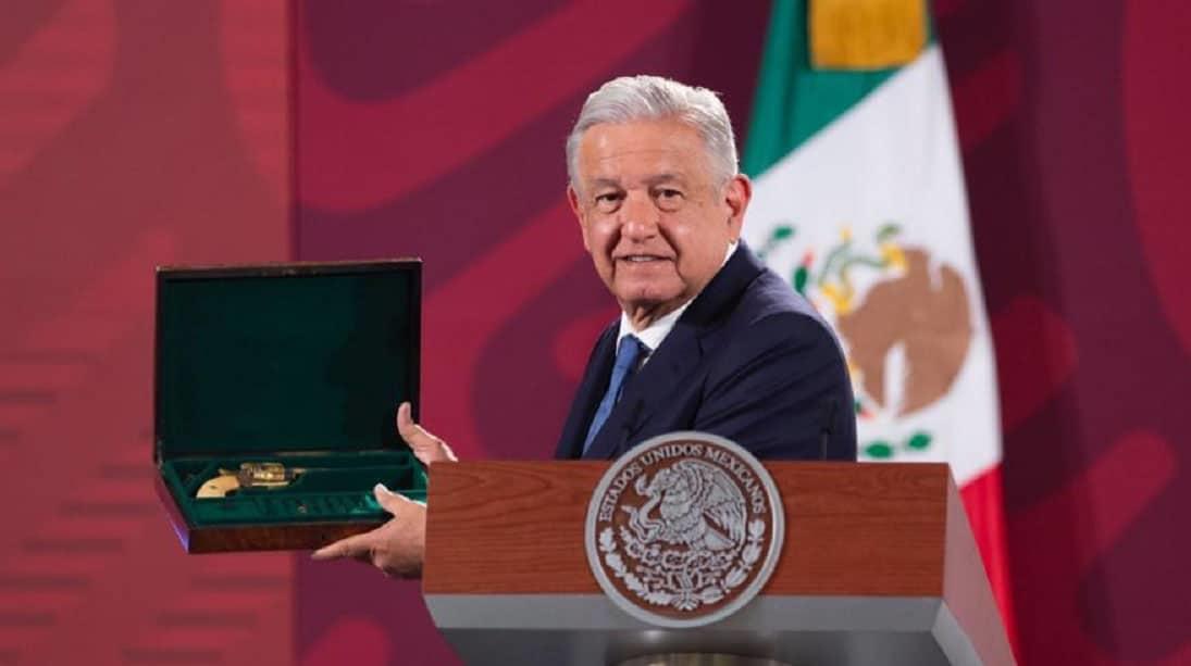AMLO muestra pistola de Pancho Villa que Díaz-Canel devolvió