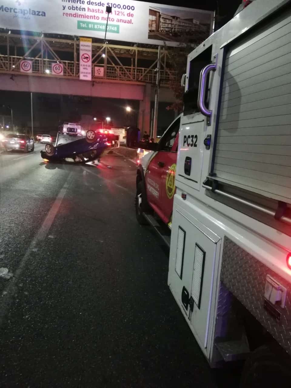 El conductor de un vehículo, quien aparentemente circulaba a exceso de velocidad, resultó lesionado luego de volcar