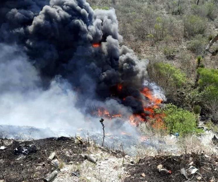 Se incendia tráiler tras volcarse en Salinas Victoria