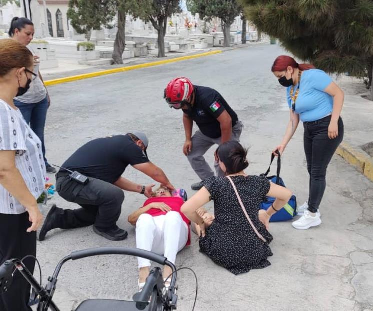 Mujer de la tercera edad sufre accidente al visitar panteón