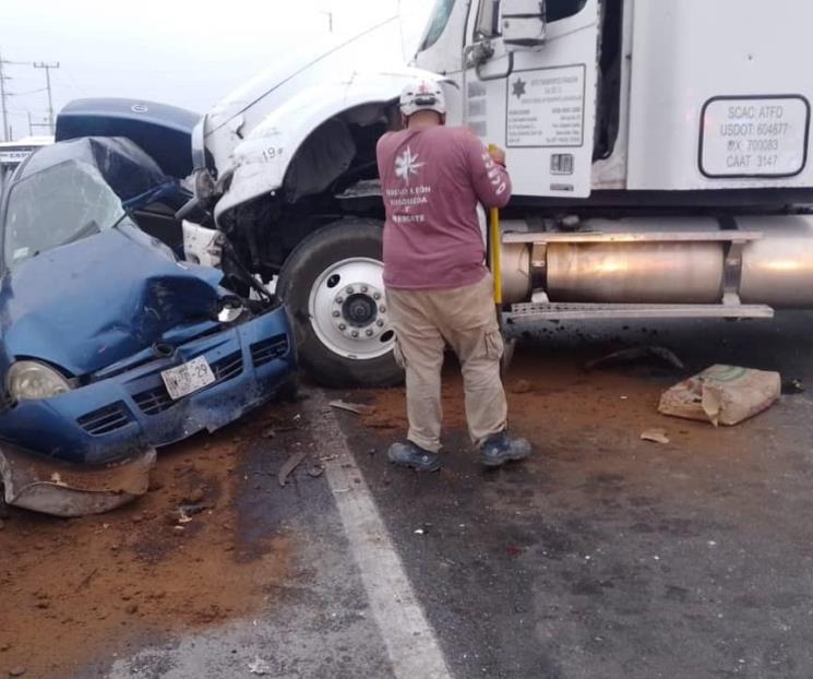 Choca y arrastra tráiler a automóvil
