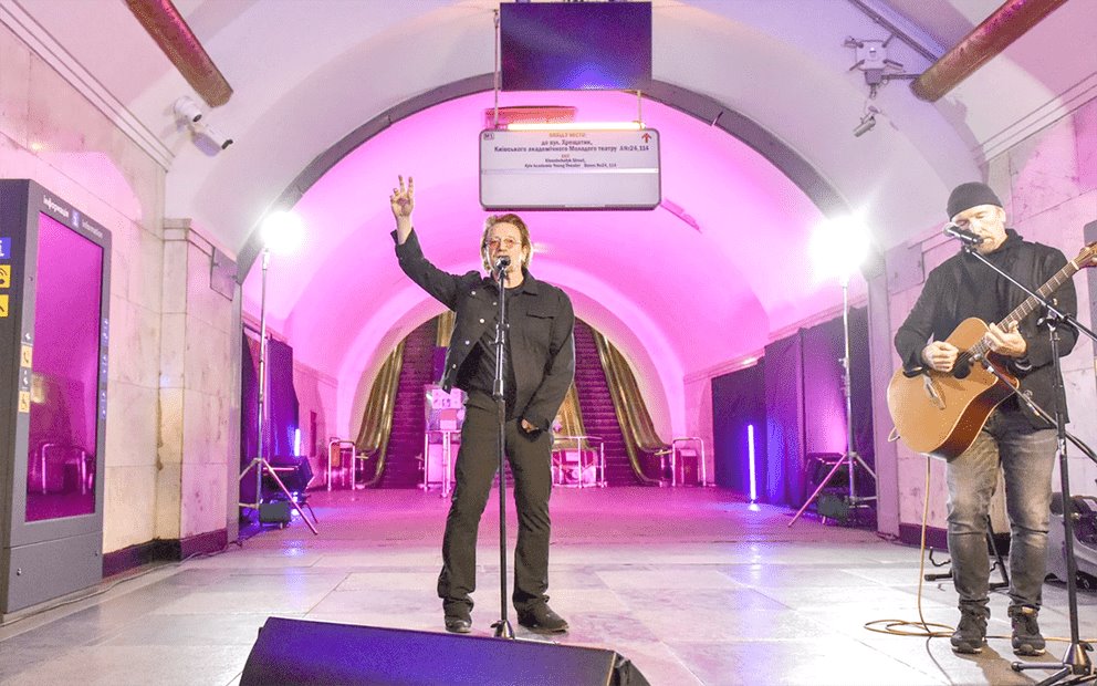 Da Bono sorpresivo show en el metro de Kiev