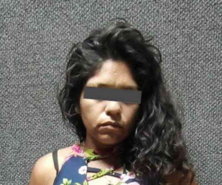 Arrestan a pareja con auto robado