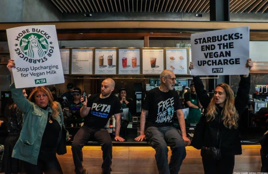 James Cromwell pega su mano en protesta
