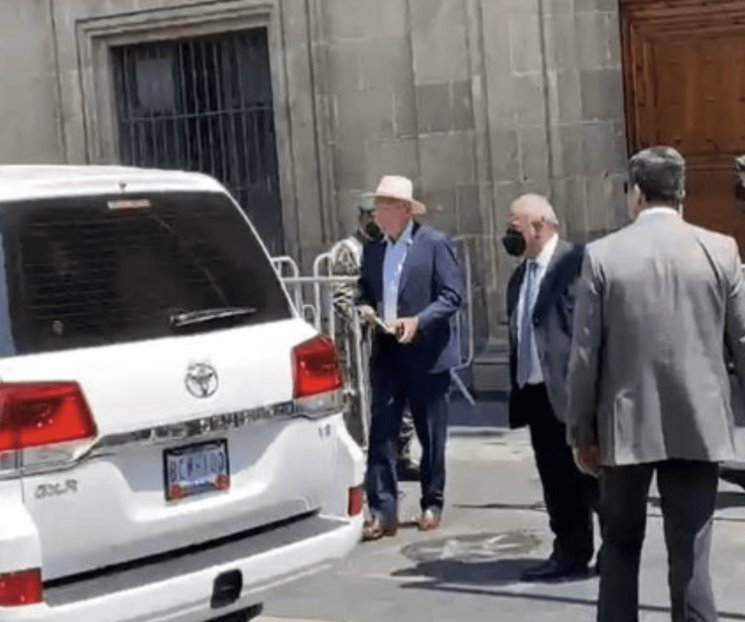 Va Ken Salazar a Palacio Nacional tras amago de AMLO