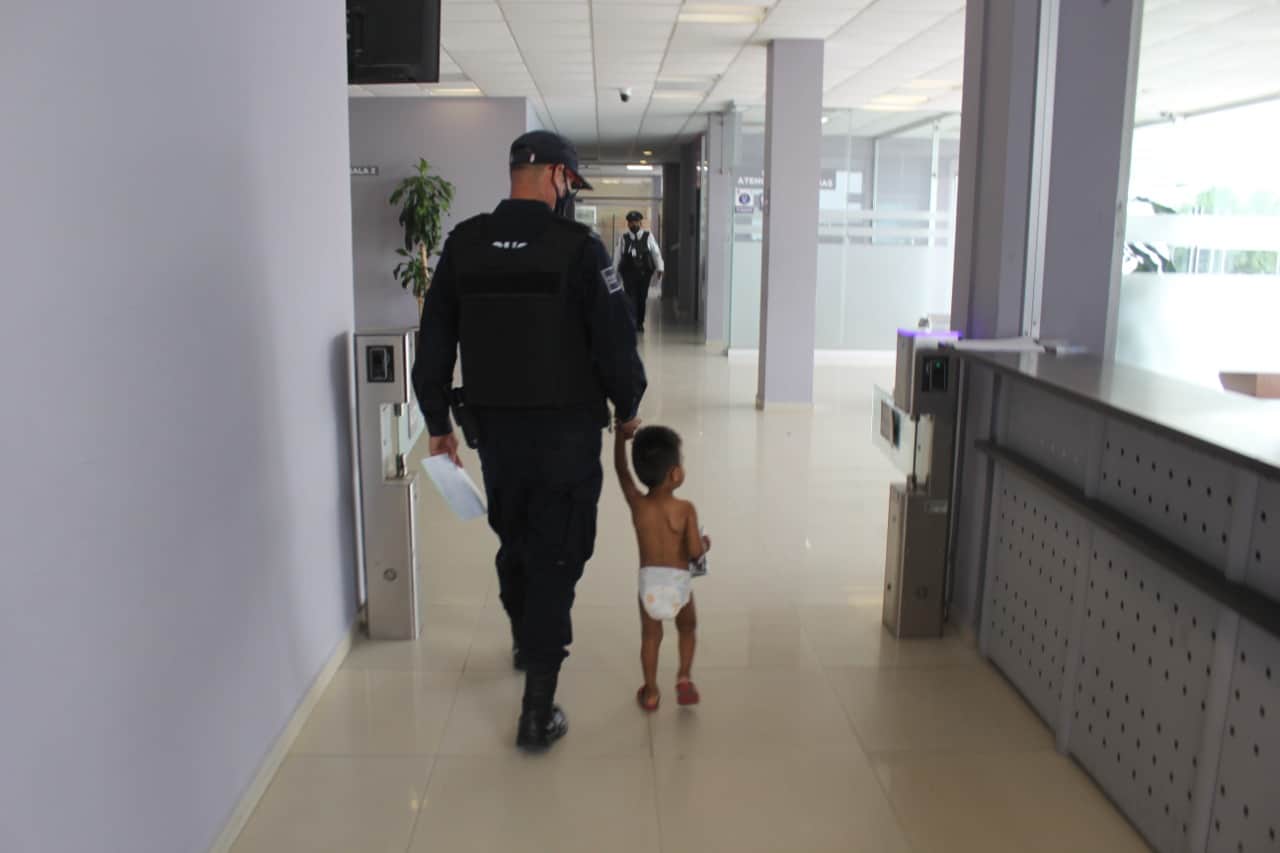 Elementos de la policía preventiva de Escobedo, rescataron a un niño de dos años de edad, quien se encontraba deambulando en la calle