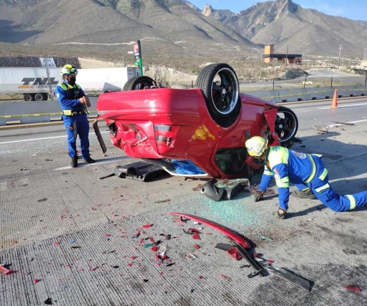 Volcadura deja dos personas sin vida en Carretera a Saltillo