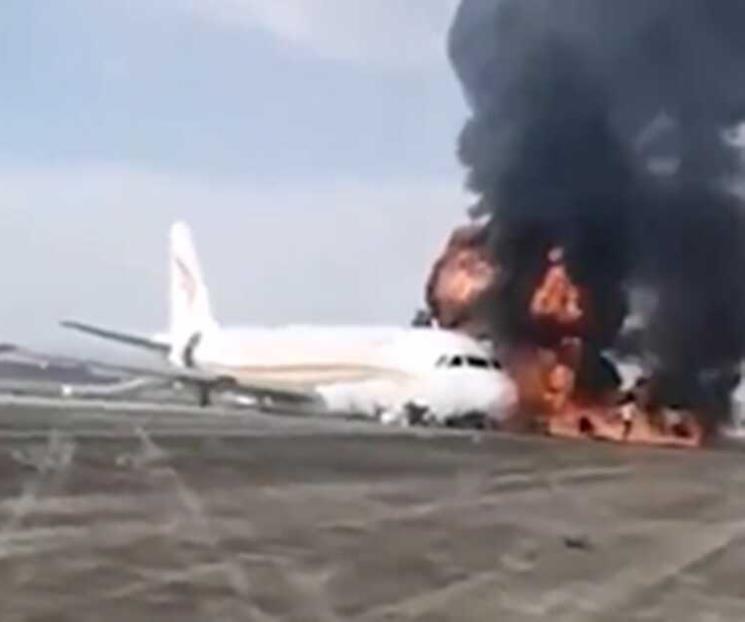 Avión se sale de pista en aeropuerto en China y se incendia Avión se sale de pista en aeropuerto en China y se incendia