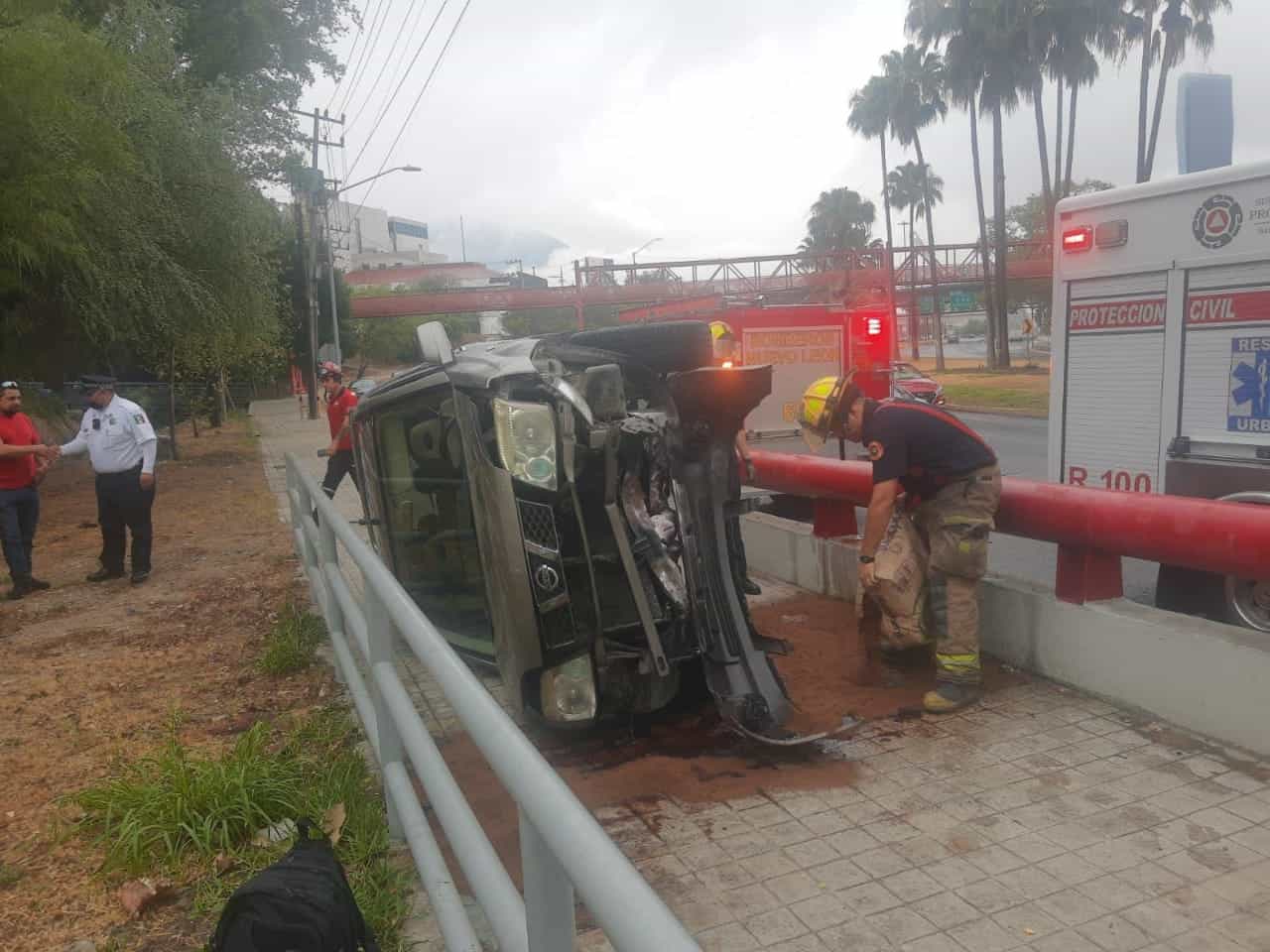 Después de derrapar por el pavimento mojado a consecuencia de la lluvia y al exceso de velocidad, un conductor terminó volcado
