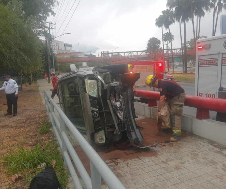 Derrapa y termina volcado