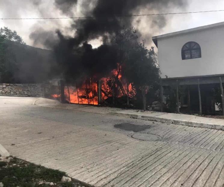 Arde bodega, vivienda y vehículo