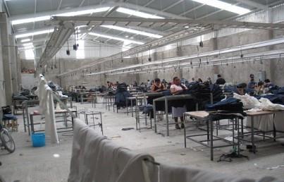 Baja desempleo a niveles previos a la pandemia
