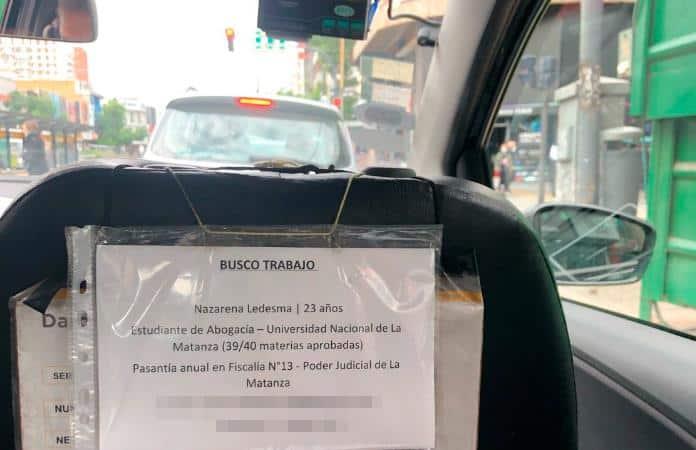 Papá pega en taxi el CV de su hija