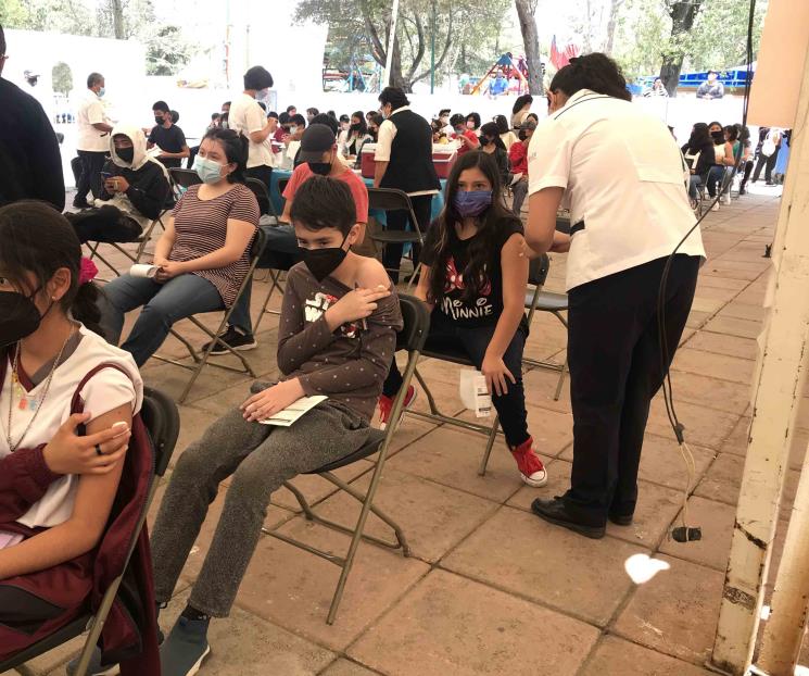 Nerviosos, niños de 12 años son vacunados