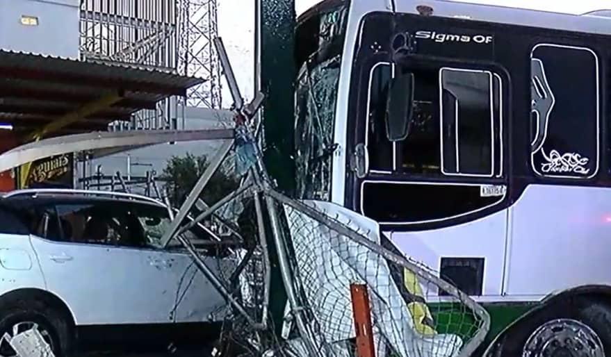 Choca ruta urbana con auto en Monterrey