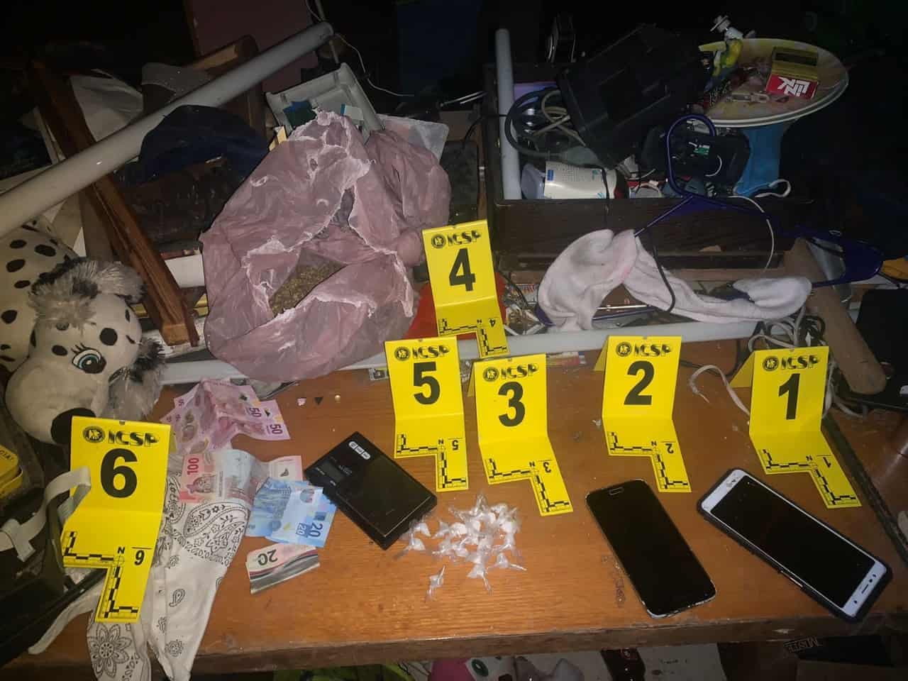 Dos hombres y una mujer fueron arrestados durante el cateo a una casa donde se llevaban a cabo actividades de narcomenudeo