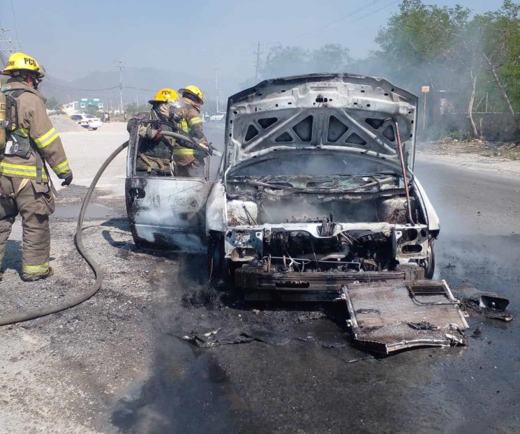 Arde auto en García