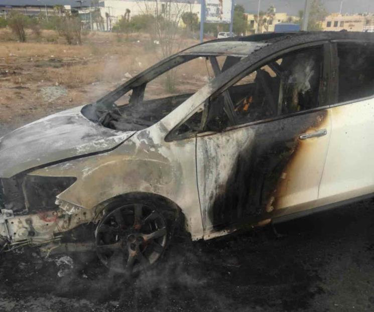 Fuego consume camioneta en Lincoln