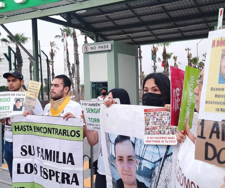 Arriban primeros manifestantes a la mañanera de AMLO