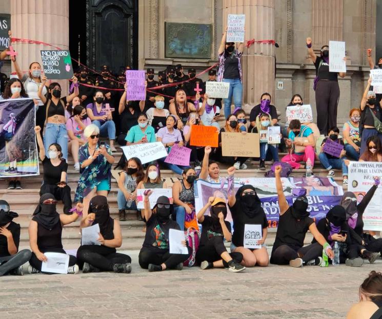 Entregan colectivos feministas pliego al presidente