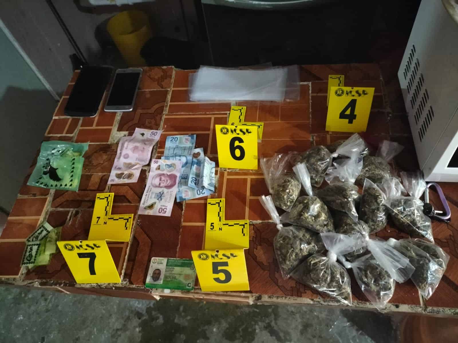 En dos cateos, arrestaron a tres hombres y una mujer, además de asegurar droga, dinero y 35 cartuchos hábiles de arma de fuego.