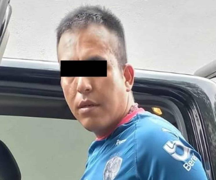 Arrestan a pareja por conducir camioneta robada