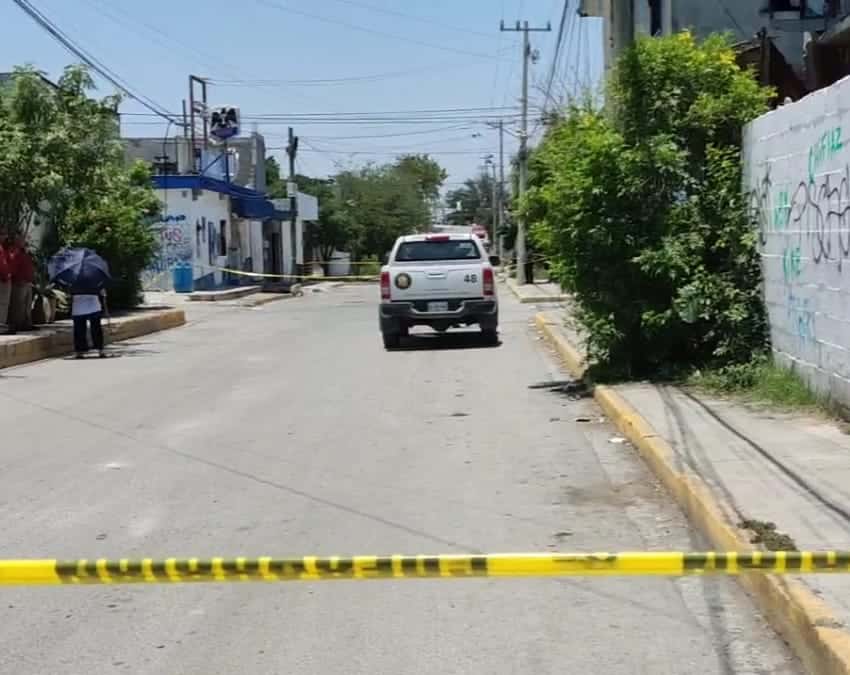 Dos jóvenes que viajaban en una motocicleta, asesinaron a balazos a un hombre que estaba parando en una tienda