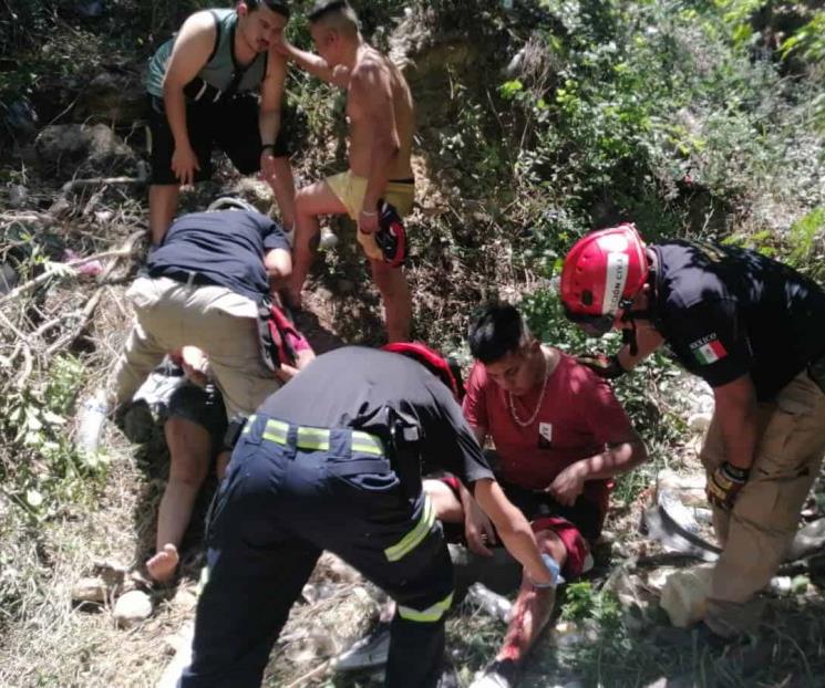 Deja tres heridos caída de auto en arroyo