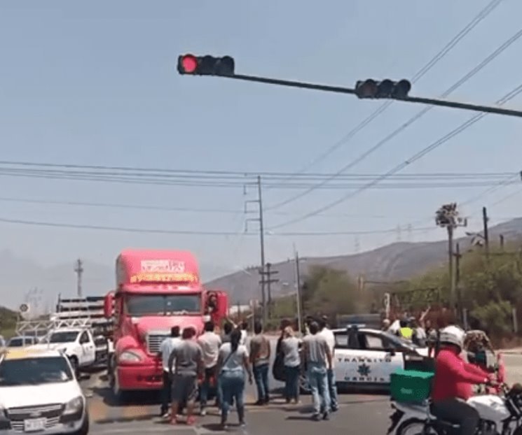 Bloquean carretera ante falta de agua