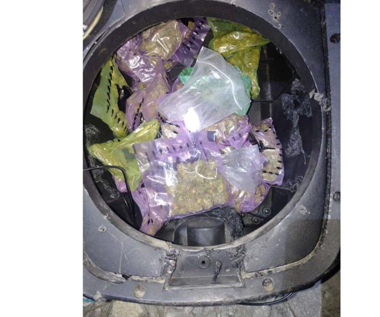 Arrestan a pareja que portaba droga en bocina