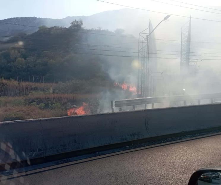 Se registra incendio en cerro de las Mitras