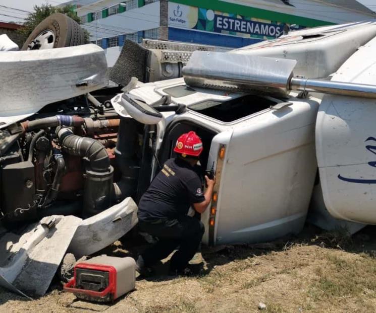 Vuelca tráiler en Avenida Revolución